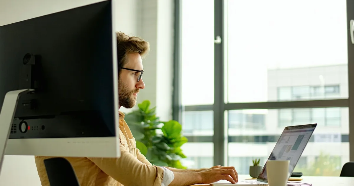 Customer success team member on a renewal call, SaaS playbook article
